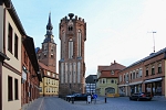Evropa - Německo - Náměstí v Tangermünde, věž Eulenturm a kostel St. Stephan
